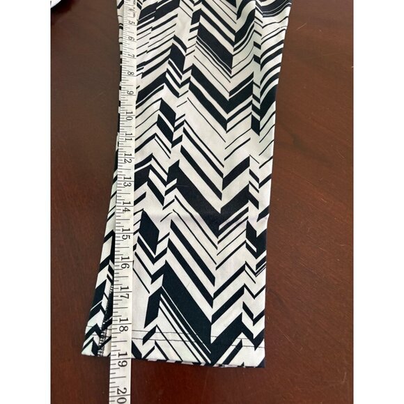 Nike Dri-Fit Black and White Zig Zag Printed Capri Leggings Size Medium - Picture 9 of 13